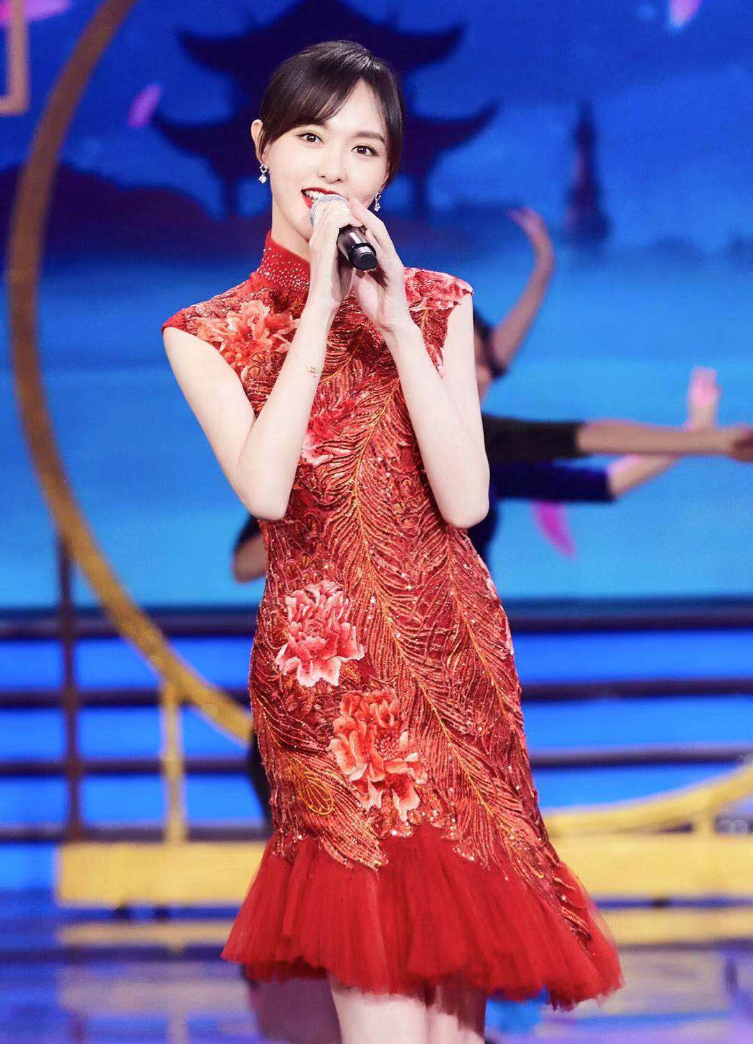 36岁唐嫣元宵晚会红色旗袍好性感，相比4年前的旗袍造型更美了？_身材