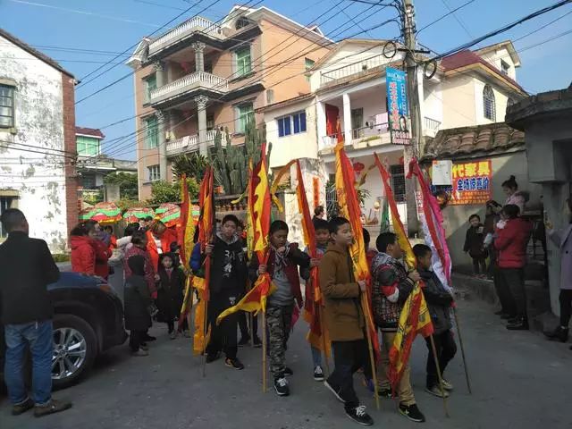 新厝镇江兜村的元宵民俗活动是以头尾厝的文武宴比赛活动为主,以及"吃