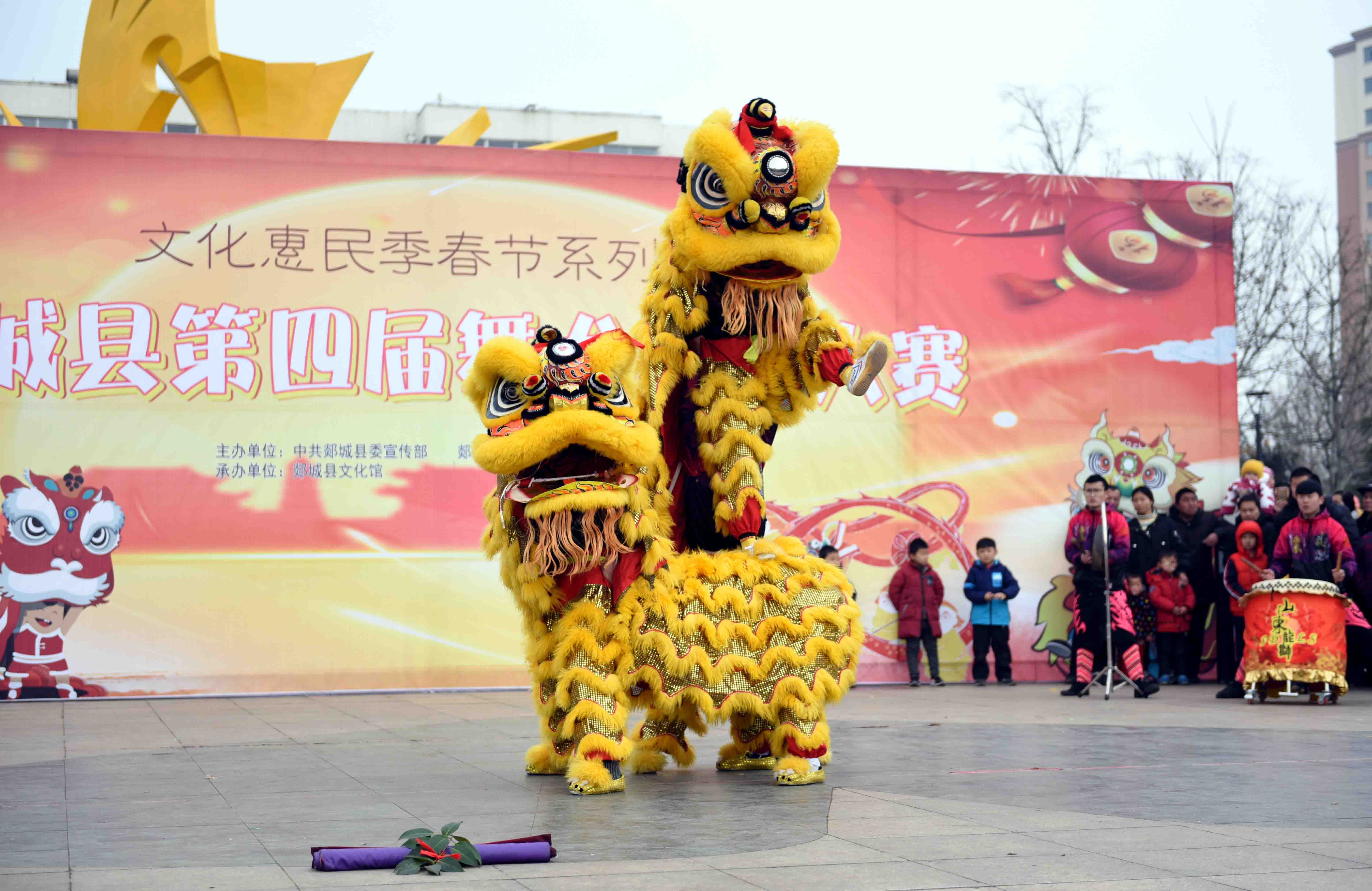 山东郯城:龙腾狮跃闹元宵(航拍组图)