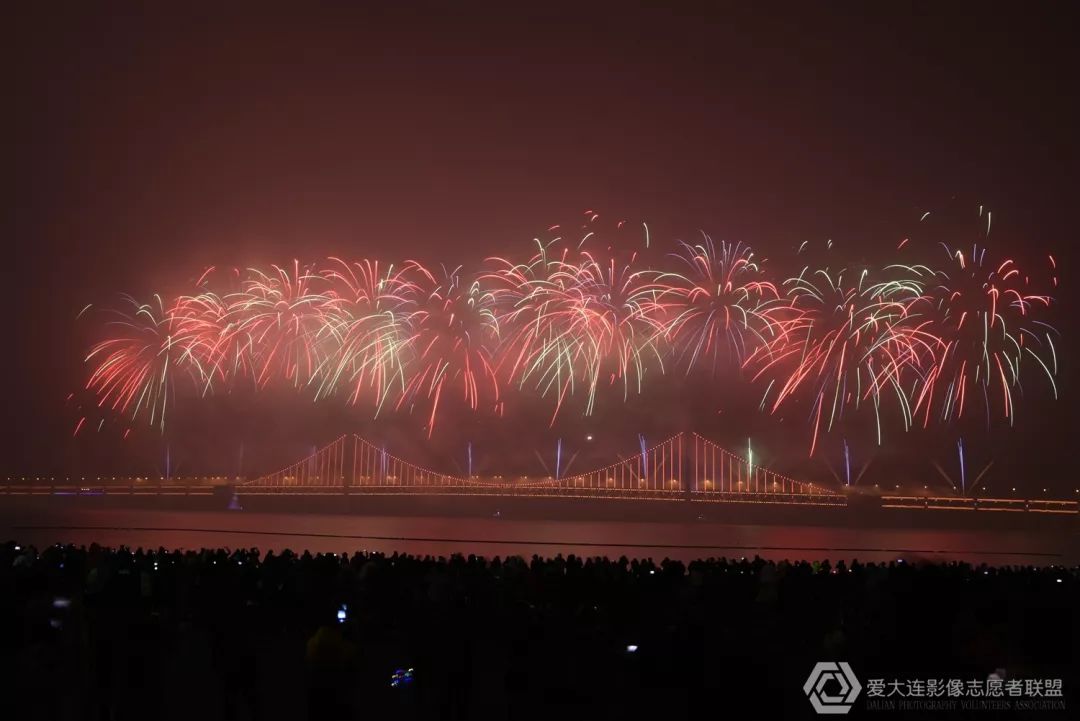 圆月,大海,烟花 交相辉映恍若仙境 延时摄影来了 想看完整视频的