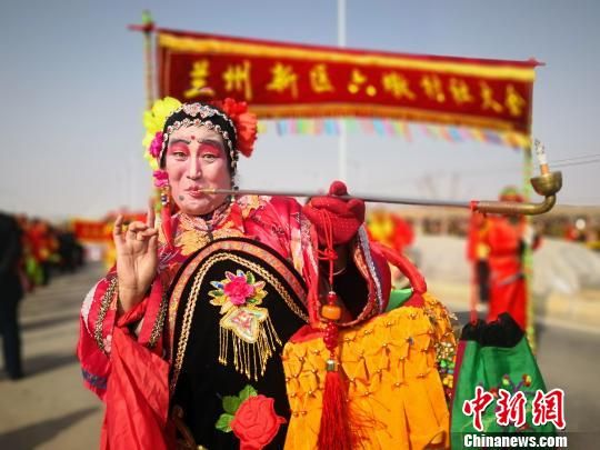 六旬老太扮"妖婆"二十年:钟情丑角为民祈福送欢乐