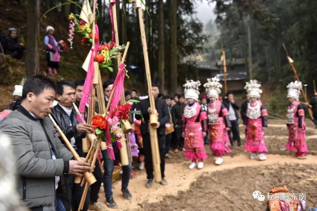 2月19日,贵州省黔东南苗族侗族自治州榕江县八开镇高同苗寨举行吹芦笙