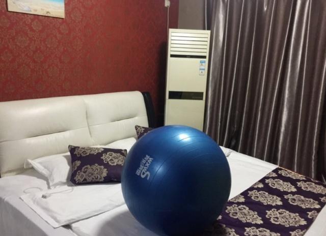 情侣酒店床上放着的"瑜伽球",到底有什么用?很多人都误会了