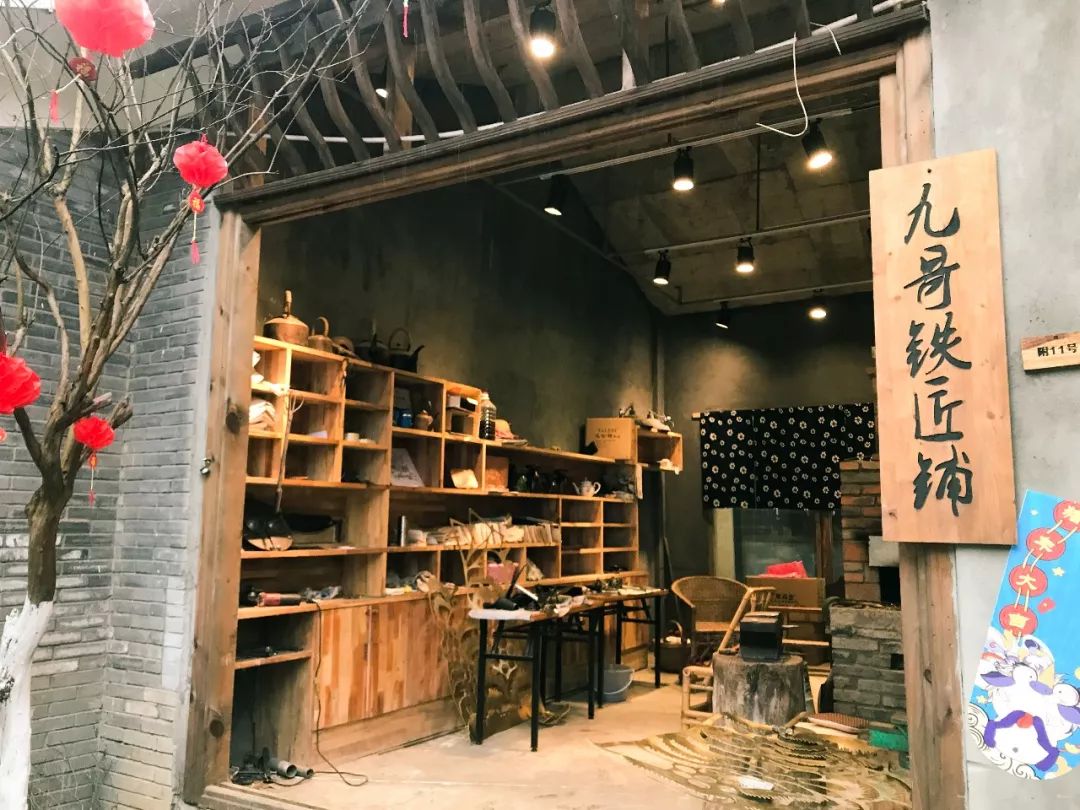 匠人村就在幸福公社戏台旁边, 铁匠铺,木工铺,制香小店.全都在这里.