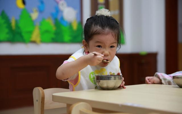                     雨水过后，这3样东西要“戒掉”，很容易让孩子积食生病！