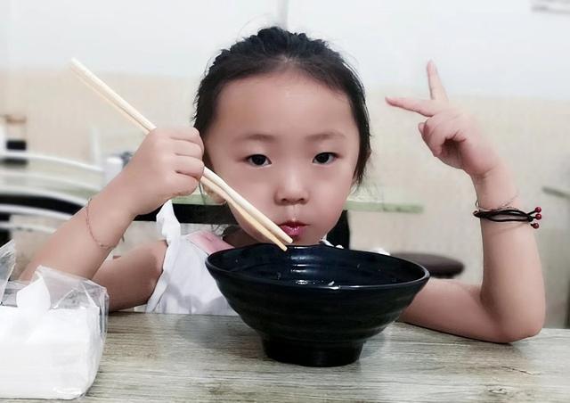                     雨水过后，这3样东西要“戒掉”，很容易让孩子积食生病！