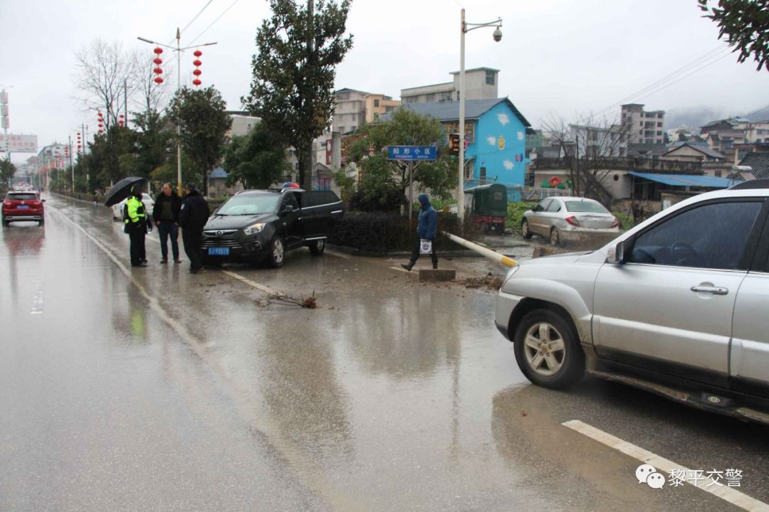 在黎平县五开南路发生一起交通事故,一辆小型越野车突然驶出道路右侧