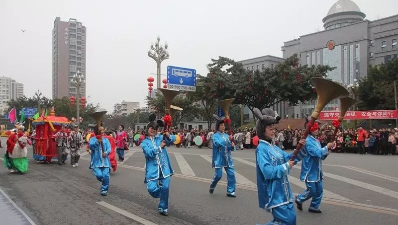 绵竹年画走上德阳街头!上万人沿路观看._迎春图