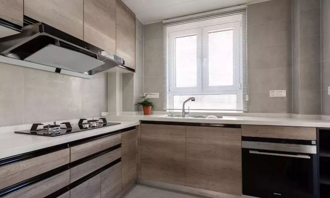 厨房,灰色哑光砖糅合木色元素,高低台面的设计更符合化使用.
