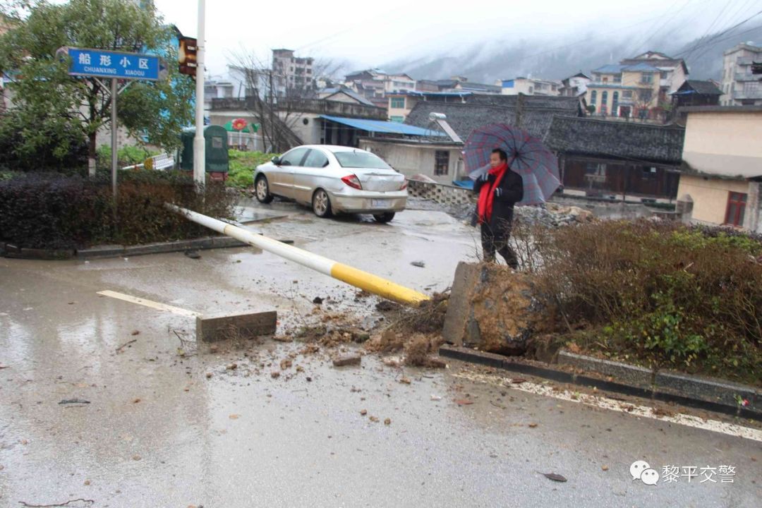 2月17日下午,在黎平县五开南路发生一起交通事故,一辆小型越野车突然