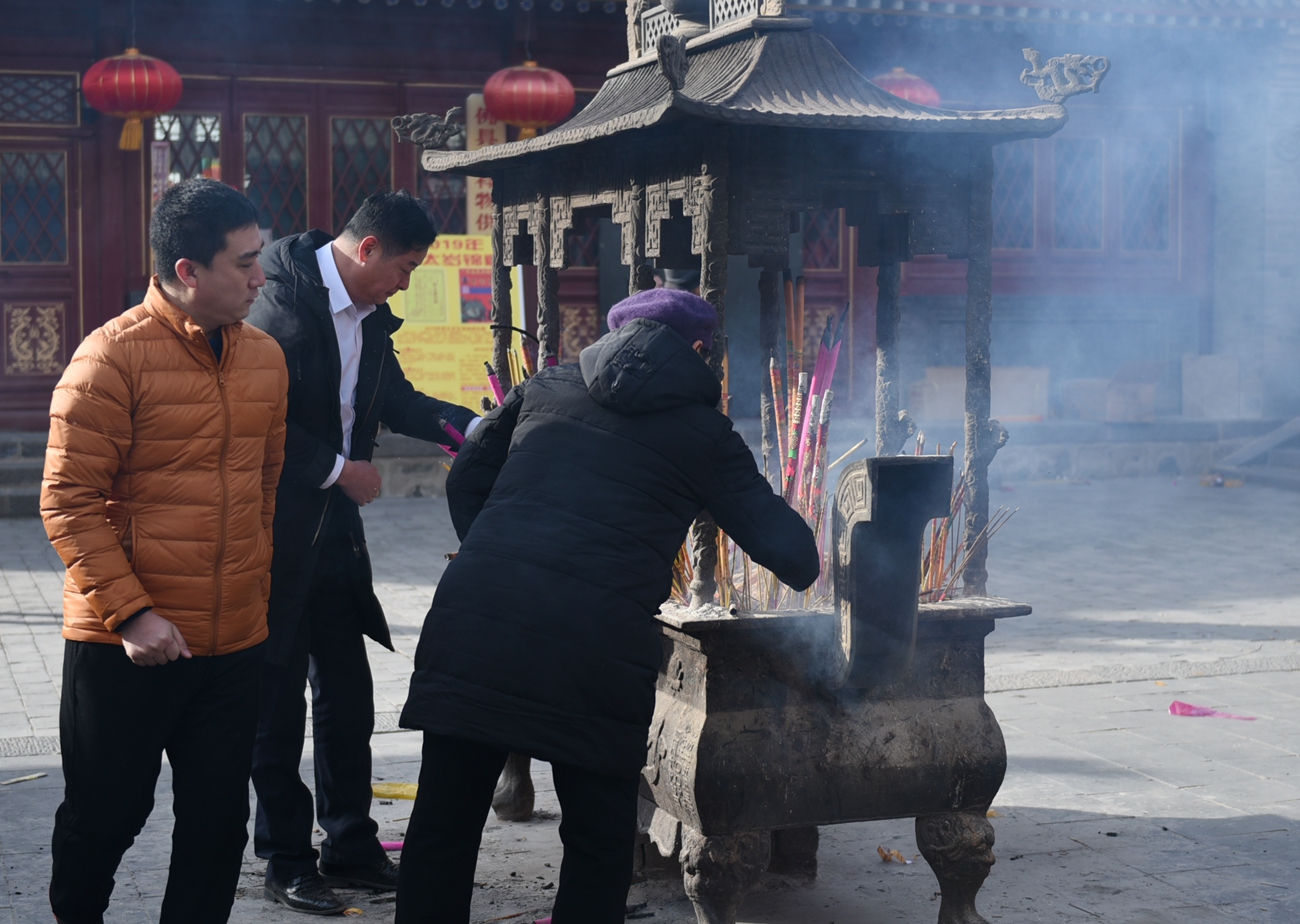 零下18度,游客到内蒙古西部最大寺庙上香祈福