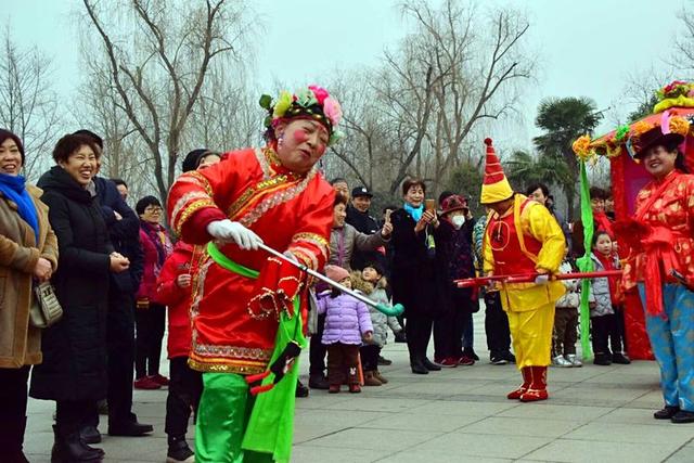 此外,其中还有精彩的表演节目有太平鼓,舞狮,抬花轿,踩高跷,划旱船,骑