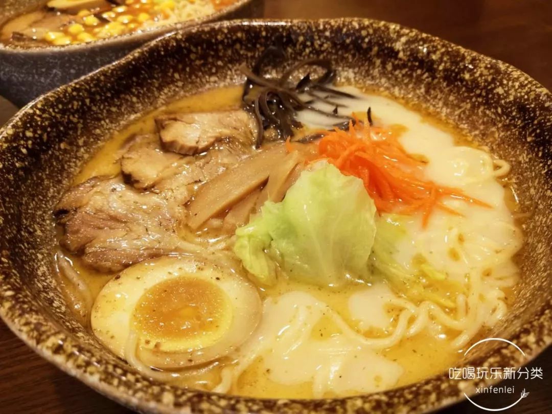 豚骨拉面算得上是日式拉面的"代表",凭借其食材丰富,汤头浓郁,面条