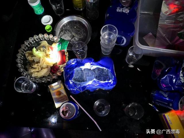 南丹县大厂所:凌晨清查农家乐 揪出12名吸毒人员