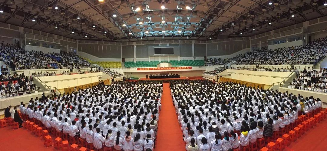 台州一中开学典礼上,戴冠福局长为学生人生生