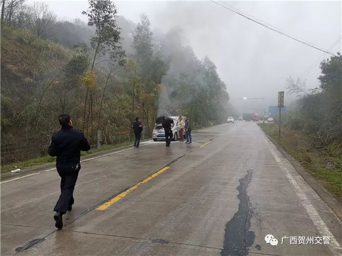 贺州一车路上着火了!灭火器已用.火没灭怎么办?