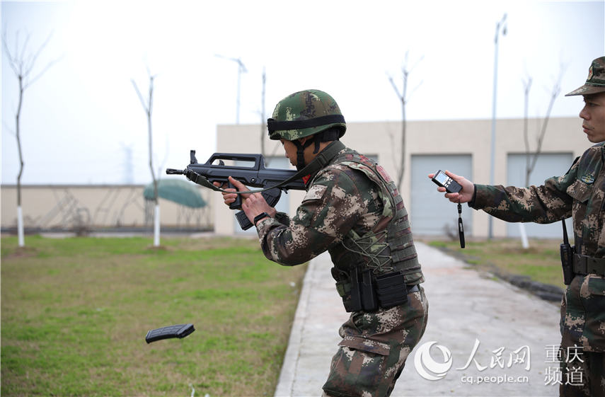 1秒决胜重庆武警开展特战分队快速射击训练