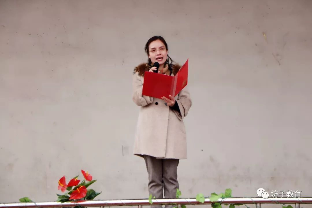 龙泉实验小学张永梅校长向龙泉学子们送上新年祝福和期许,在2019年