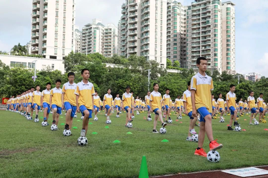 江门市怡福中学大课间阳光足球操怡福中学陶艺社团艺术课程在怡福中学