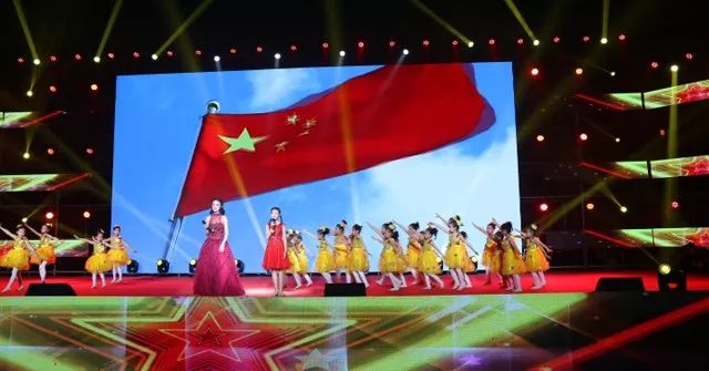 五星红旗的背景音乐曲谱_五星红旗背景图片(2)