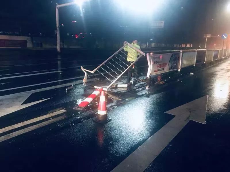 雨天囧事!台州一司机撞护栏后离开,被判交通肇事逃逸!