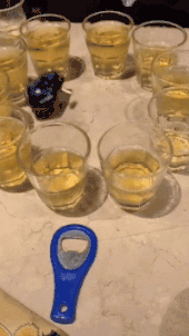 搞笑GIF圖：喝酒新方法，停在誰的酒前誰就喝！ 搞笑 第2張