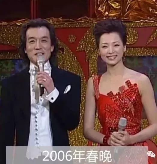 2005年的那年冬天,董卿以一身红旗袍登上春晚舞台,自此13年来的春晚