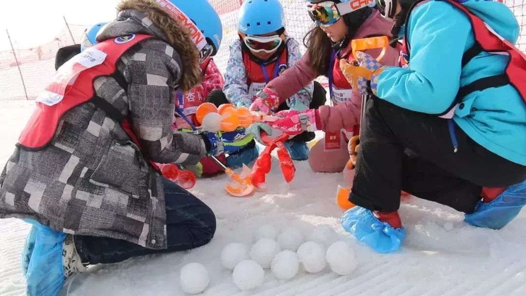 雪地游戏,雪地探险等各项户外冰雪运动和野外生存技能,还在结营晚会上