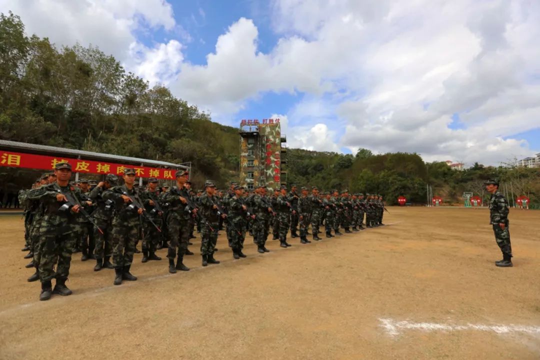 "2月20日,武警海南省总队儋州支队勤训轮换训练场上,数百名参训官兵