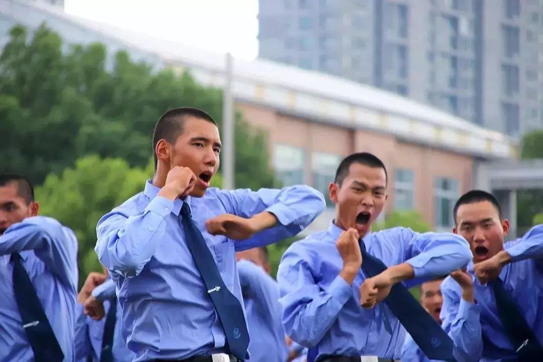 要求是这样的: 1,标准的警校头 2,指甲短 3,男生不能留胡须 4,女生不