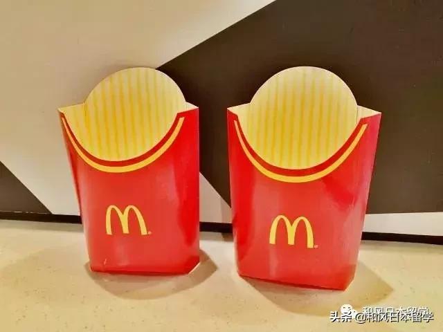 日本網友用麥當勞的薯條盒做了一雙鞋，也太沙雕了！ 搞笑 第4張
