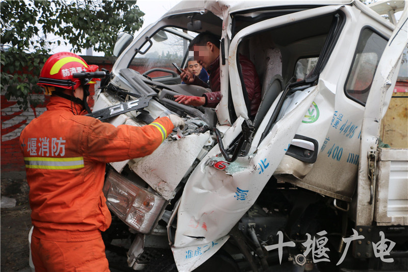 大意酿车祸 十堰消防上演生死救援