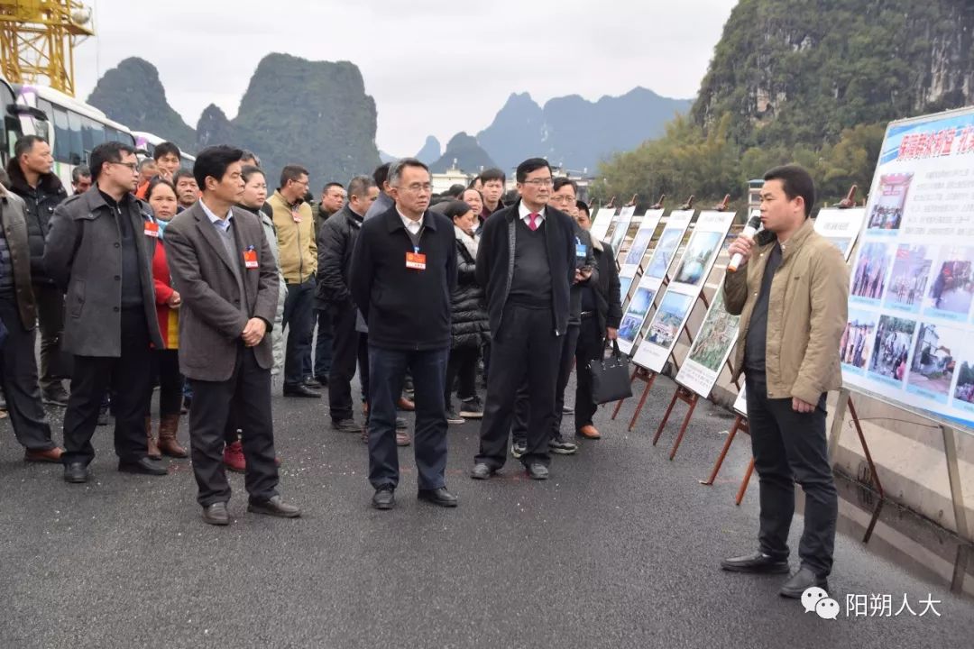 出席我县十七届人大五次会议的人大代表向大会报到_阳朔