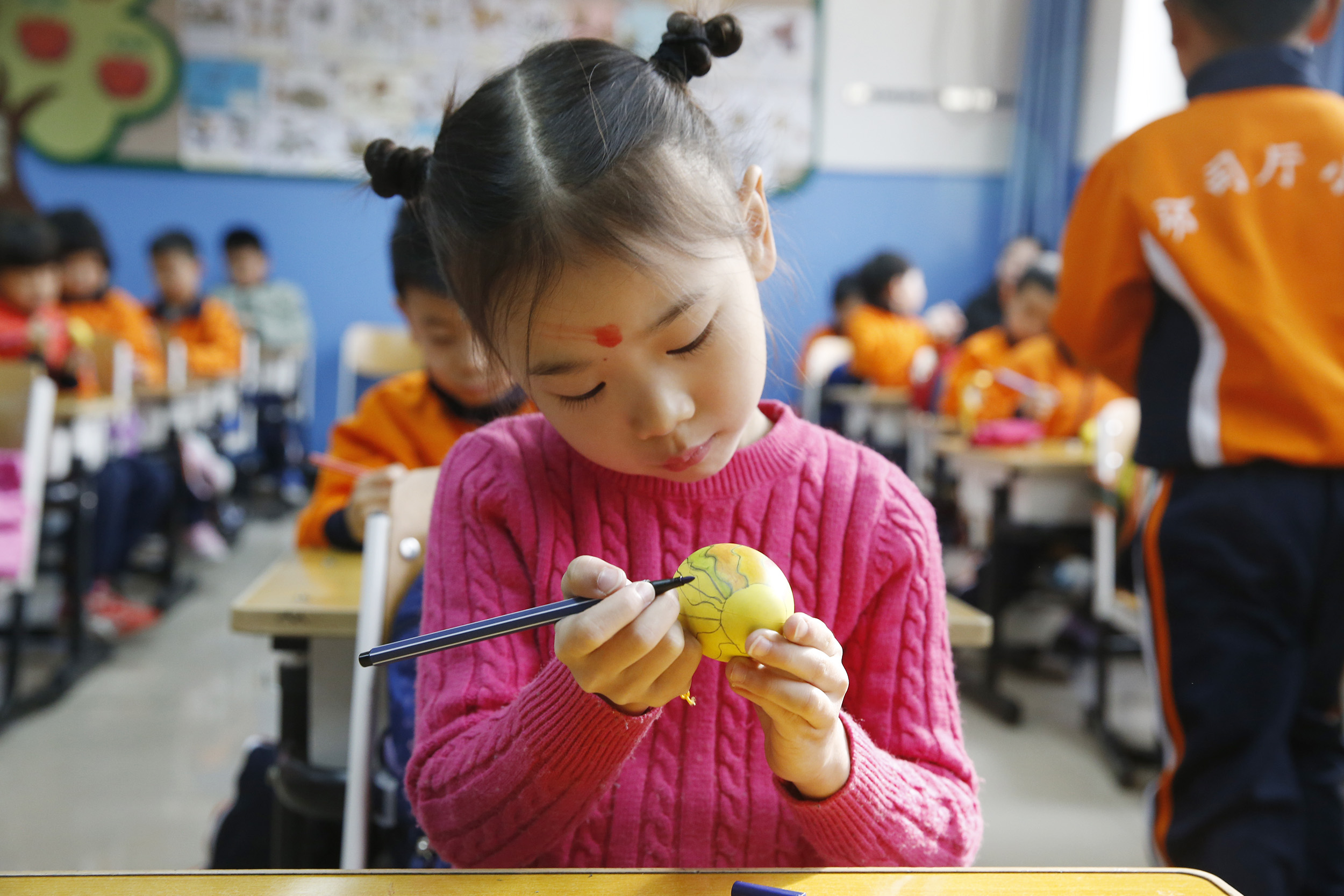 当日,北京市东城区分司厅小学举行开学典礼,学生们展示了面塑,风筝等