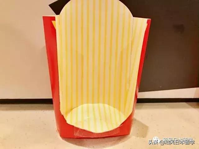 日本網友用麥當勞的薯條盒做了一雙鞋，也太沙雕了！ 搞笑 第6張