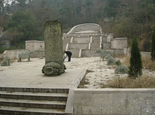 戴福墓位于磐石镇重石村四房山.