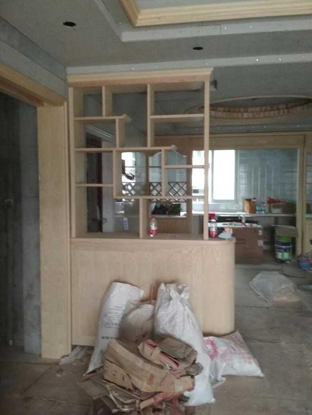 客厅做的电视背景墙造型,电视柜也是木工做的.