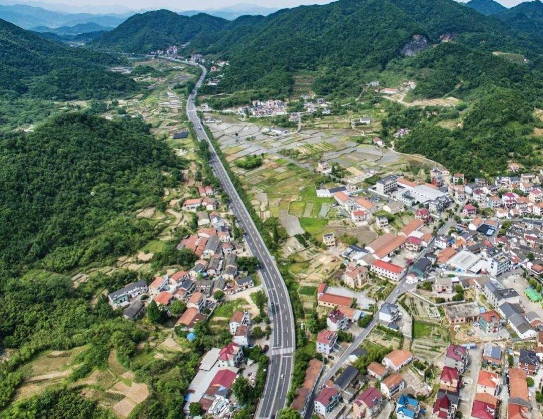 沿山边布线至上余村,上跨渎溪江,31省道(王家湖至五泄段,设草塔南