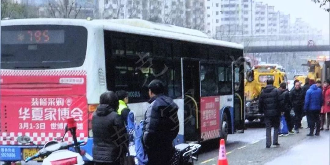 据目击者介绍,事发时,肇事的795路公交车正沿着杨高南路北向南行驶