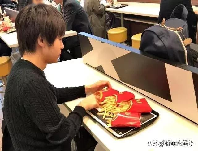 日本網友用麥當勞的薯條盒做了一雙鞋，也太沙雕了！ 搞笑 第3張