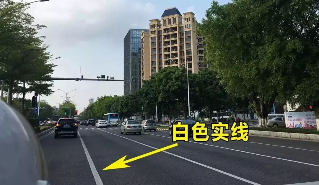 白色实线用来区分同方向的不同车道,路口的白色实线等同于隔离护栏