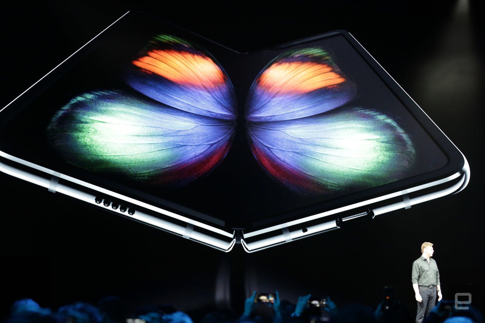 三星的折叠手机Galaxy Fold 可以同时运行三个