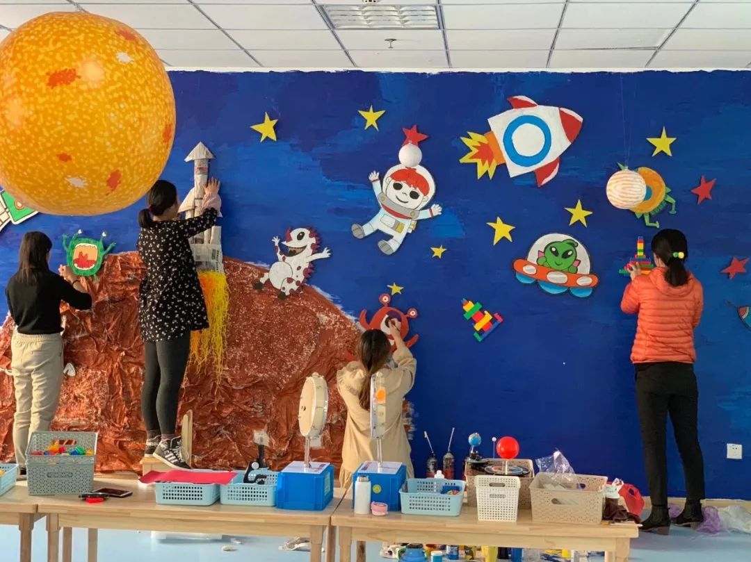 (△衡水路幼儿园老师正在设计"太空漫游记"乐智小天气主题墙)