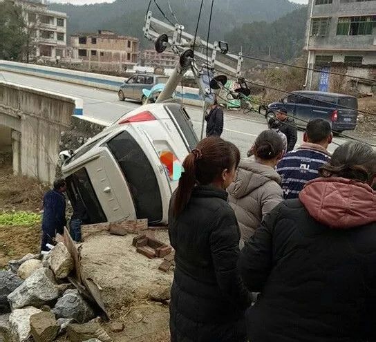 隆回六都寨发生一起车祸,一辆凯迪拉克失控撞倒电线杆翻车!