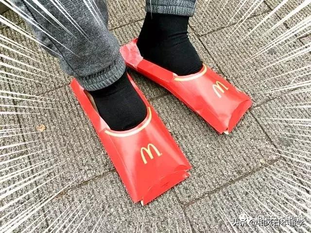 日本網友用麥當勞的薯條盒做了一雙鞋，也太沙雕了！ 搞笑 第2張