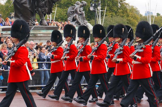 英国从拿破仑军队抢来的熊皮高帽,如今成了皇家卫队装束吸引游客