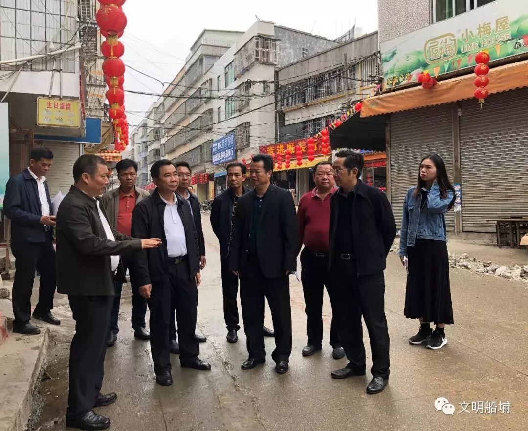 会后,张时义书记一行在船埔镇机关大院察看了普宁市交通建设布局图