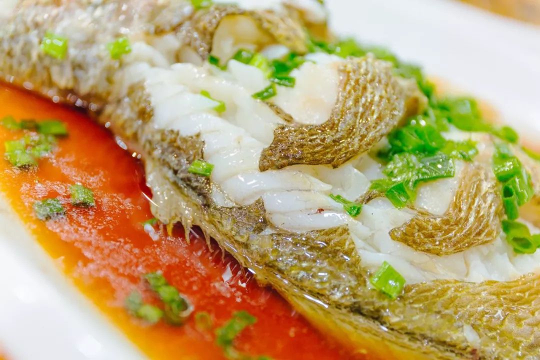 大黄鱼肉质鲜嫩,口感爽滑,无需过多调味即可做出绝佳味道,红烧清蒸都