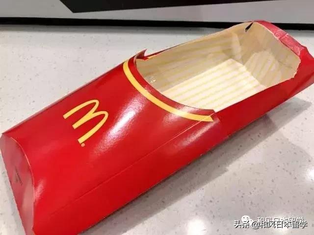 日本網友用麥當勞的薯條盒做了一雙鞋，也太沙雕了！ 搞笑 第8張