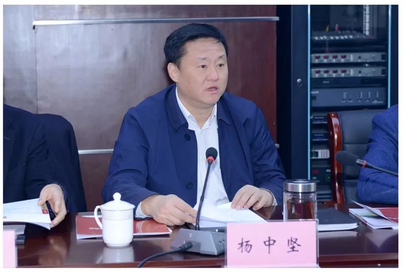 汇报会由县委常委,常务副县长杨中坚主持,东和集团党委书记,董事长,总